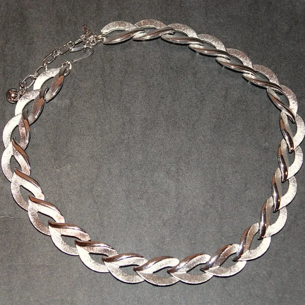 Vintage Choker Necklace Crown Trifari Brushed & Polished Silver-Tone Leaves 13" - Picture 2 of 3